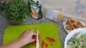 Как сделать салат Цезарь с красной рыбой