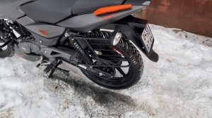 Чистка цепи, снятие аккумулятора на мотоцикле Bajaj Pulsar 180