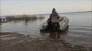 Готовим топливную смесь для водомета, прогреваем мотор Mercury 50.