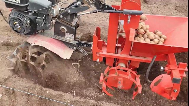Удивительная техника!  Представляю Вам уникальную Картофелесажалку ВРМЗ для мотоблока