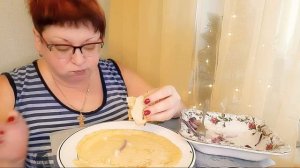Пожрем/Мукбанг блины селедкой и икрой/обжор на камеру/Разговоры во время еды/Mukbang/