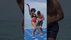 Dos Enamorados bailando BACHATA en la PLAYA!!!