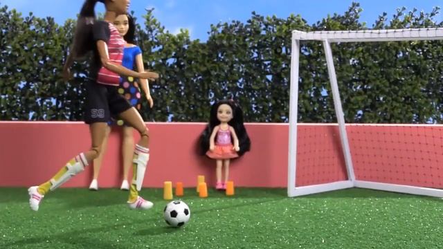 Барби Футболистка (брюнетка) смотреть онлайн