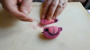 Сухое валяние брошки птички. Изготовление броши из шерсти. Ускоренный процесс