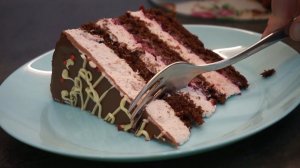 торт с нежным суфле и малиновой прослойкой