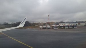 Ryanair Boeing 737-8AS departing from Vilnius Airport | deicing aircraft | safety demonstration