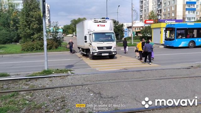 Грузовик прикинулся пешеходом смотреть онлайн