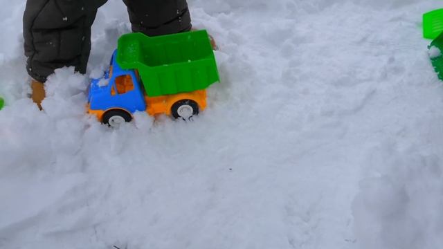 Зелёный Трактор чистит снег видео для детей