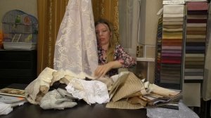 #324. Какие шторы выбрать на кухню с белой мебелью и серо-серебристыми обоями с цветами?