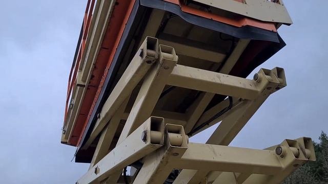 Ножничный подъёмник JLG M4069. Гибрид. 14 метров рабочая высота.