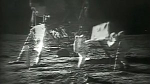 NASA "АПОЛЛОН-11": УСТАНОВКА ФЛАГА НА ЛУНЕ