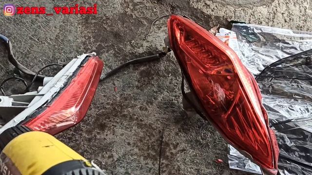 Cara melepas dan mengganti mika stoplamp XMAX, mika dark smoke | variasi led motor смотреть онлайн
