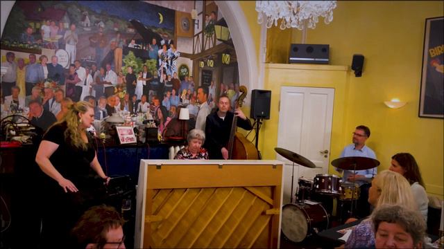 In the wee small hours of the morning- Luna at Swingeriet смотреть онлайн