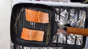 Красная рыба гриль с овощами на сковороде