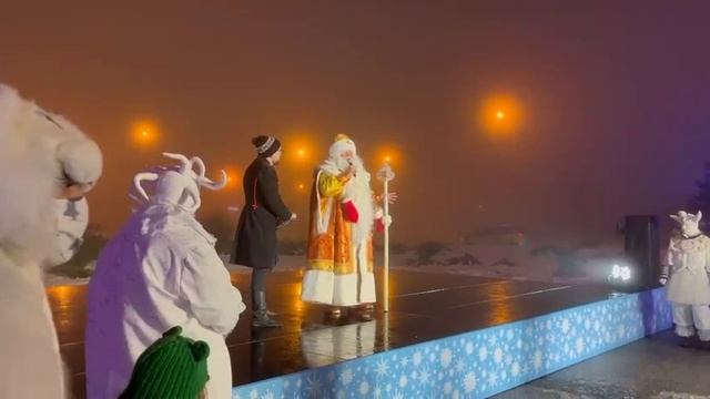 В Белгороде Дед Мороз приехал на новогоднюю елку на БТР Как пояснил дедушка, у него в лесу застряли смотреть онлайн