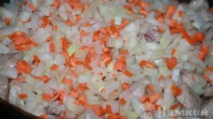 Рис с гуляшом из свинины и горошка
