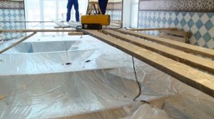 Натяжные потолки в бассейне