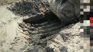 Большой ЭКСКАВАТОР копает яму