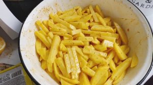 Жареный картофель со специями на сковороде