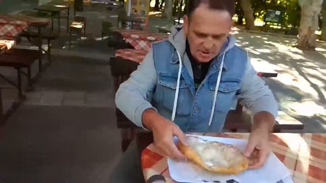 Термальная Венгрия # Венгерский langos . Горячая лепешка на завтрак и Мясная доска на двоих в Корчм