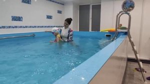 Второе индивидуальное занятие  по плаванию для детей. Ныряние под воду в бассейне