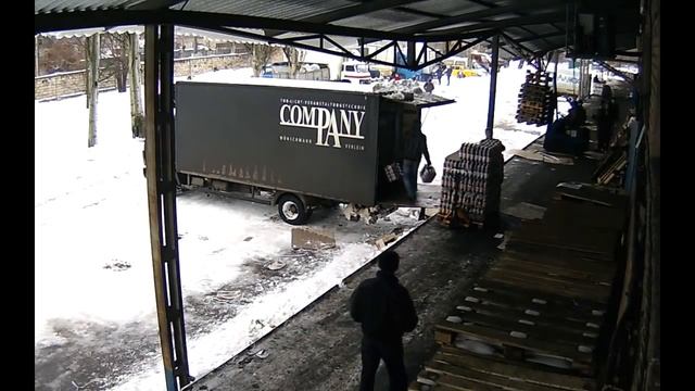 Обвал крыши из-за снега в Николаеве 2015 The collapse of the roof due to snow смотреть онлайн