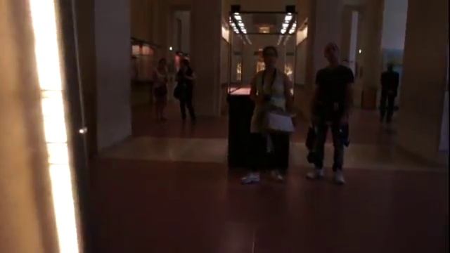 Париж Лувр Внутри пирамиды смотреть онлайн