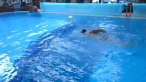 Актер Андрей Биланов в бассейне