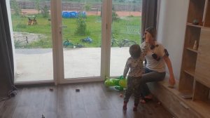 ВЕСЕЛАЯ УБОРКА ИГРУШЕК С МАМОЙ | Детские игрушки прилипли к маме | Детский влог