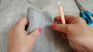 Как закрепить спущенную петлю и выполнить боковой шов.