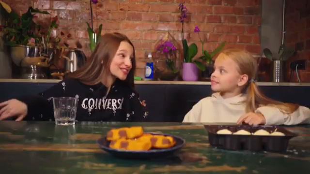 Милана Гогунская учит подругу, как писать песни про себя смотреть онлайн