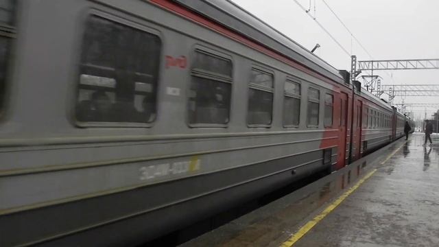 Электропоезд ЭД4М-0330 с сообщением "Москва - Крутое"