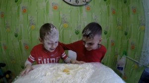 ЧЕЛЛЕНДНЖ ГОЛОВОЙ В МУКУ!!! ЛИЦО В МУКЕ! ЛИЦОМ В ЯЙЦО! ТОРТОМ В ЛИЦО!