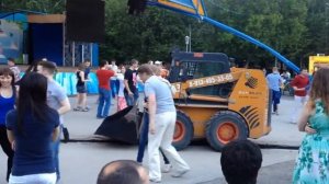 танец у экскаватора