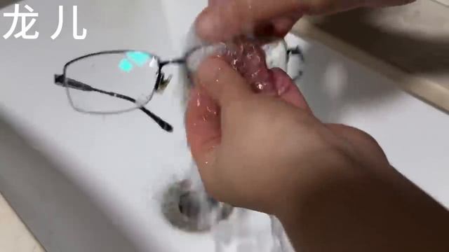 把眼鏡放水里泡一泡，作用太棒了，好多人都不知道，建議回家試試【百變小廚坊】#眼鏡 #眼鏡清理 #眼鏡怎麼樣清理 #眼鏡用清潔劑清洗 #清潔劑