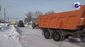 Уборка снега с крыш и дорог. Сузунский район.