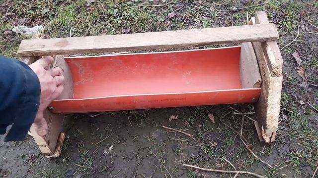 кормушка для курей, из канализационной трубы и досок. смотреть онлайн