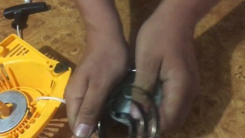 Как собрать пружину стартера легкий старт к бензопиле