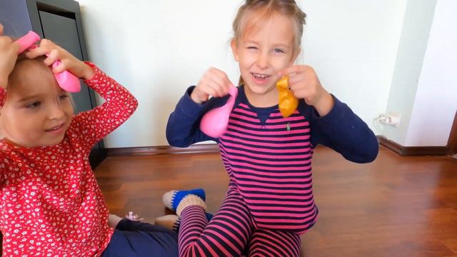 Мила и Ника сражаются с пришельцами. Детское видео.