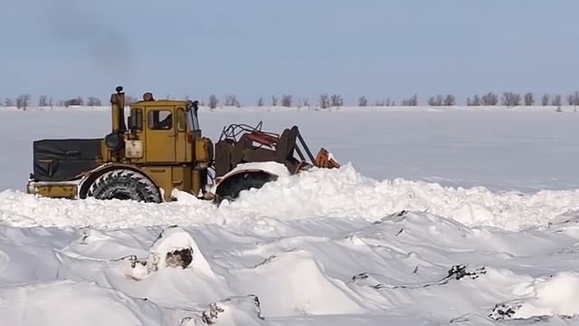 Трактор Кировец. Жесть, всё забило. Пробиваемся на дальнюю скважину. смотреть онлайн