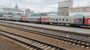 Электровоз ЭП2К-260 с пассажирским поездом отправляется со станции Новосибирск-Главный