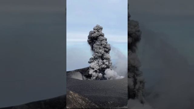 ?Вулкан Эбеко на Курильских островах выбросил столб пепла высотой не менее 3 км