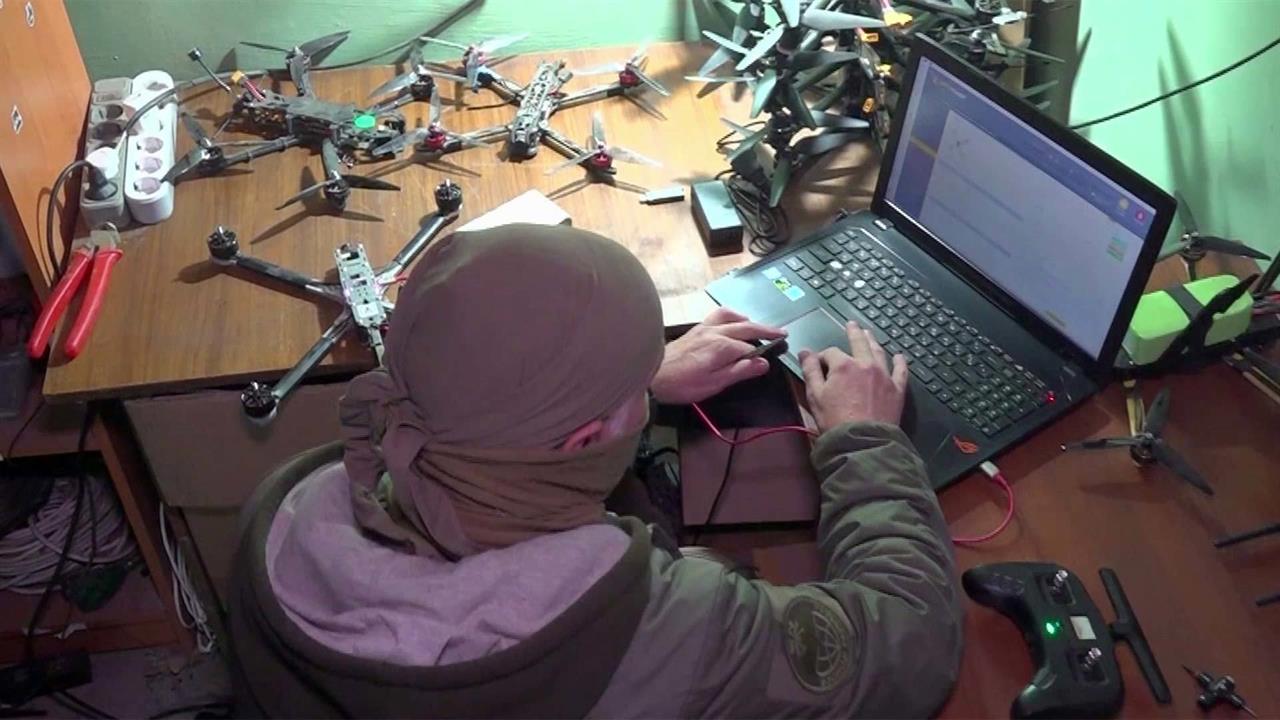 В батальоне военной разведки учат управлять квадрокоптерами и ремонтировать их
