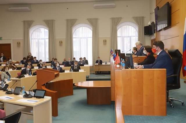 На заседании парламента рассмотрен отчёт о деятельности правительства региона в 2021 году.