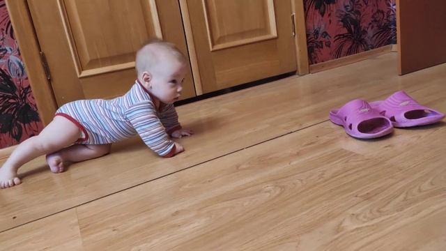 2021 10 03 Веня 8 месяцев начинает ходить на четвереньках VID  142111 смотреть онлайн