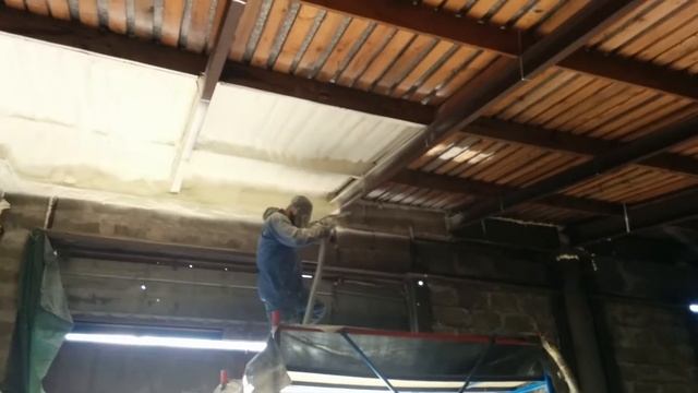 Внутреннее утепление пенополиуретаном (ППУ) скатной кровли производственного помещения ул. Крупской