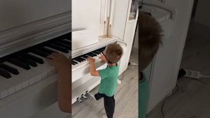 Виртуозная игра на фортепиано четырёхлетнего мальчика не знающего нот 😱