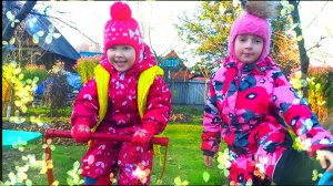 Настя_играет_на_даче_