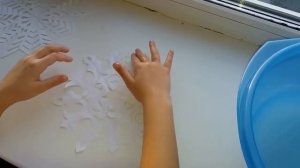 Как приклеить снежинки из бумаги на окно / illady.ru