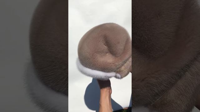 Женская зимняя норковая шапка-ушанка из цельного меха комбинированного цвета белый с какао смотреть онлайн